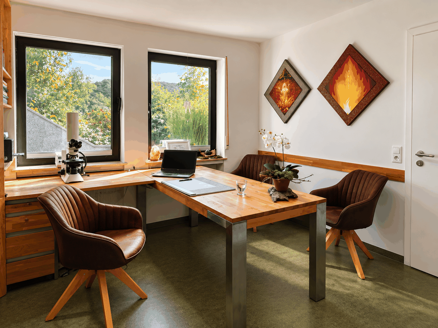 Besprechungsraum der Naturheilpraxis mit Mikroskop und Gesprächsplatz