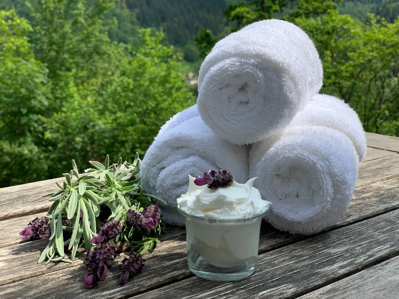 Handtücher und Creme in natürlicher Umgebung