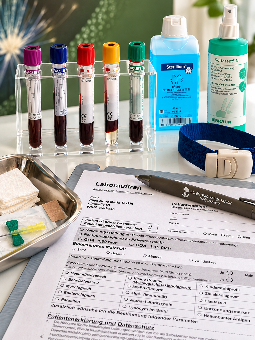 Labordiagnostik mit Blutröhrchen und Laborauftrag in der Naturheilpraxis