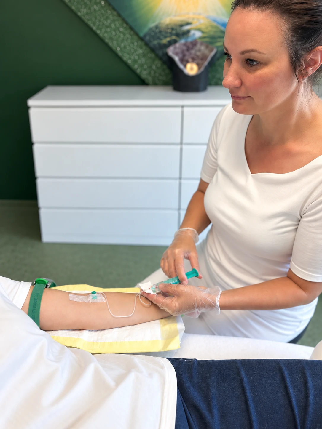 Venöser Zugang bei einer Patientin in der Naturheilpraxis