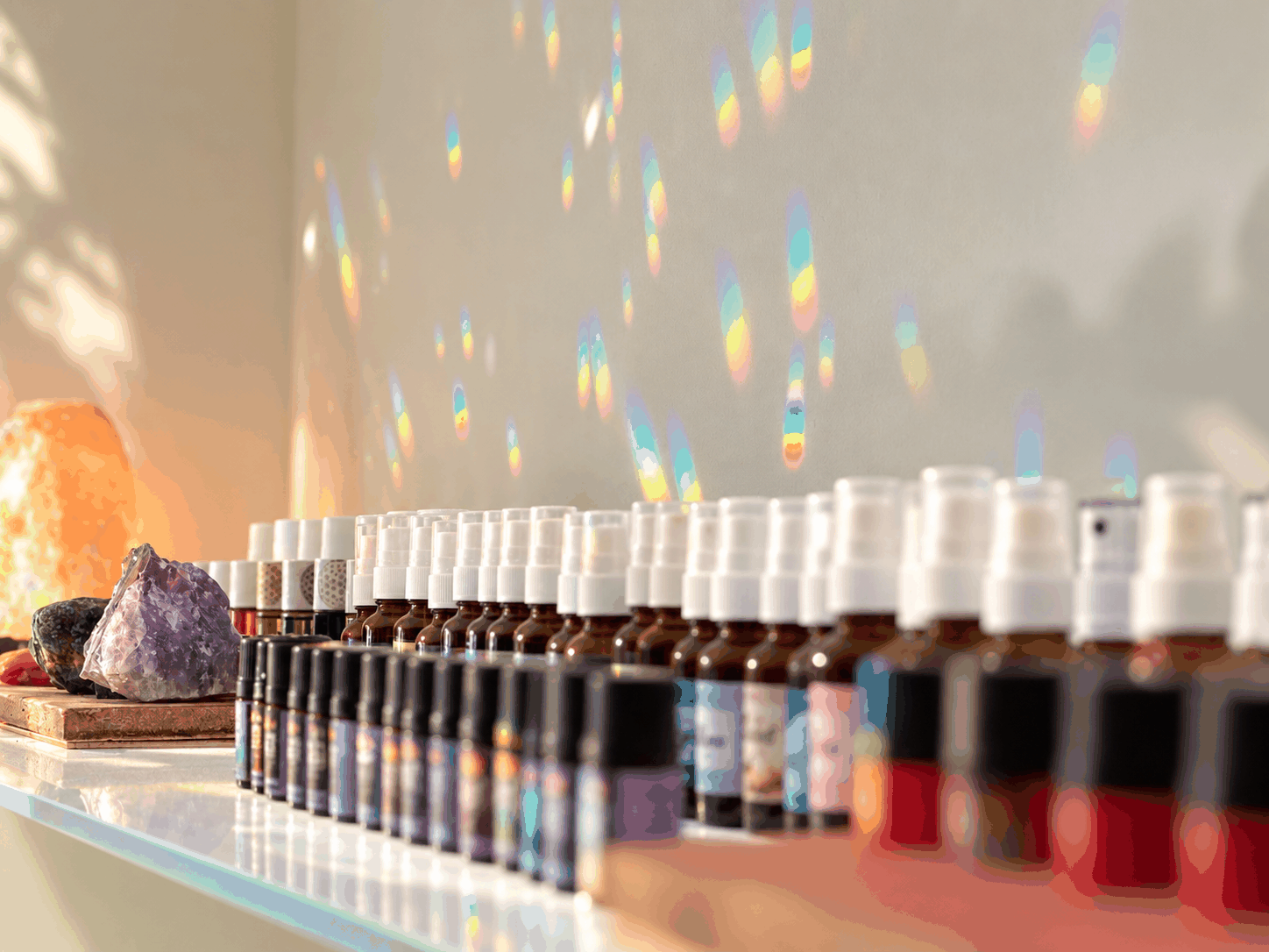 Praxisdetail mit naturheilkundlichen Präparaten und farbigen Lichtreflexen